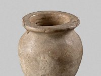 Aeg S 18  Aeg S 18, Mittleres Reich bis Zweite Zwischenzeit, Salbgefäß, Grauer Kalkstein, H 7,4 cm, Dm 6,3 cm : Bestandskatalog Ägypten, Museumsfoto: Claus Cordes